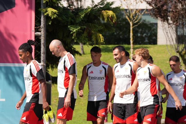 Plantel do Benfica antes de um treino no Seixal (foto: Miguel Nunes)