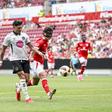 Evanilson pica a bola sobre o guarda-redes para marcar pelo Bournemouth - Foto: Bournemouth