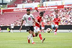 Evanilson pica a bola sobre o guarda-redes para marcar pelo Bournemouth - Foto: Bournemouth