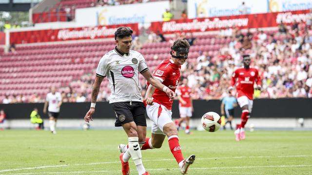 Evanilson pica a bola sobre o guarda-redes para marcar pelo Bournemouth - Foto: Bournemouth