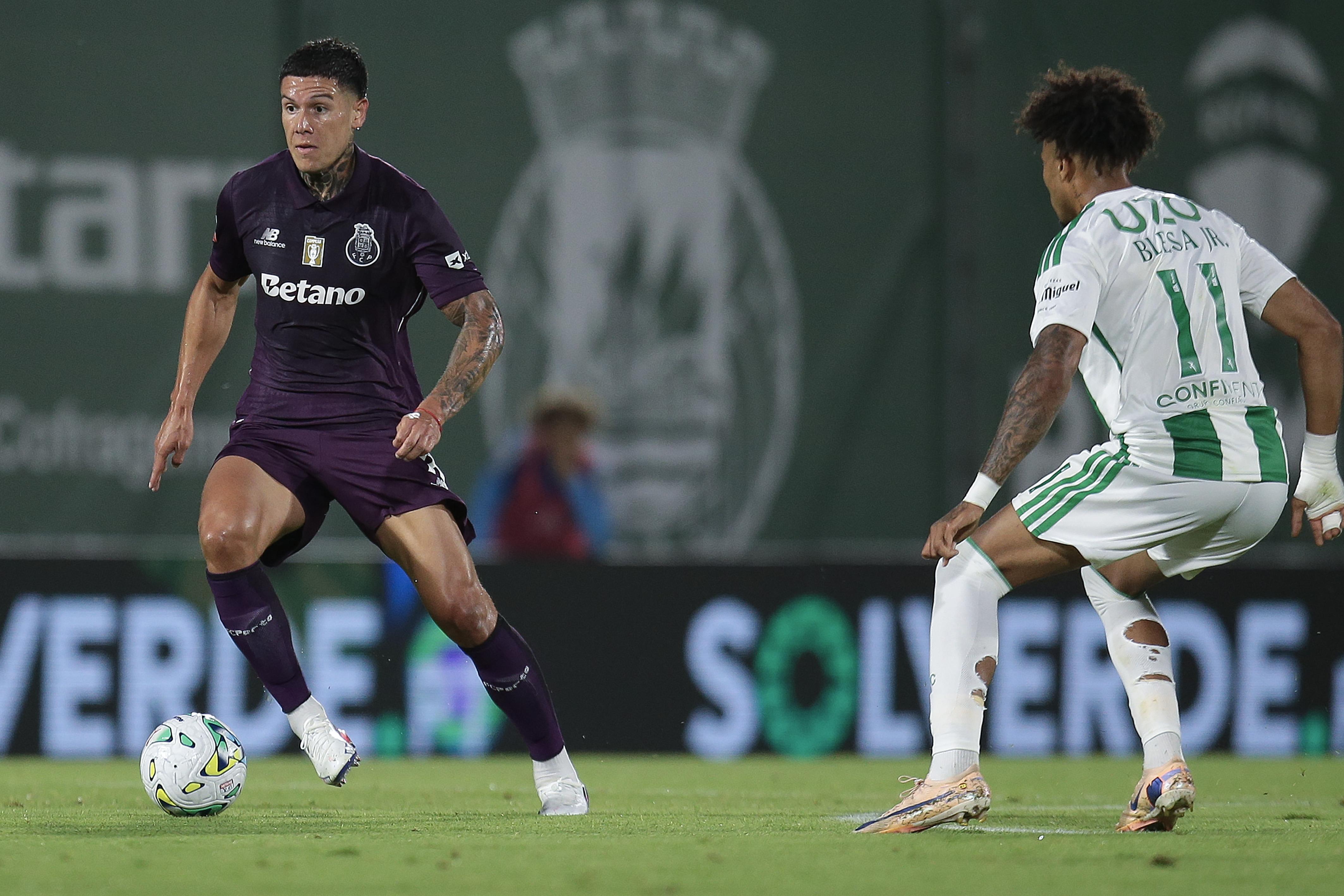 Nehuén Pérez no Rio Ave-FC Porto (EPA/MANUEL FERNANDO ARAÚJO)
