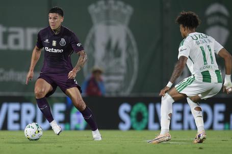 Nehuén Pérez no Rio Ave-FC Porto (EPA/MANUEL FERNANDO ARAÚJO)