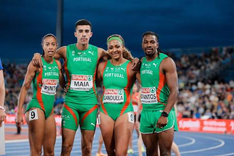 Equipa de 4x100 mista: Gabriel Maia, Tatjana Pinto, Delvis Santos e Arialis Martínez (FPA/Sportmedia)