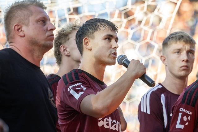 Treinador do Sparta aos gritos com adeptos por rejeitarem Matej Jurasek (vídeo)