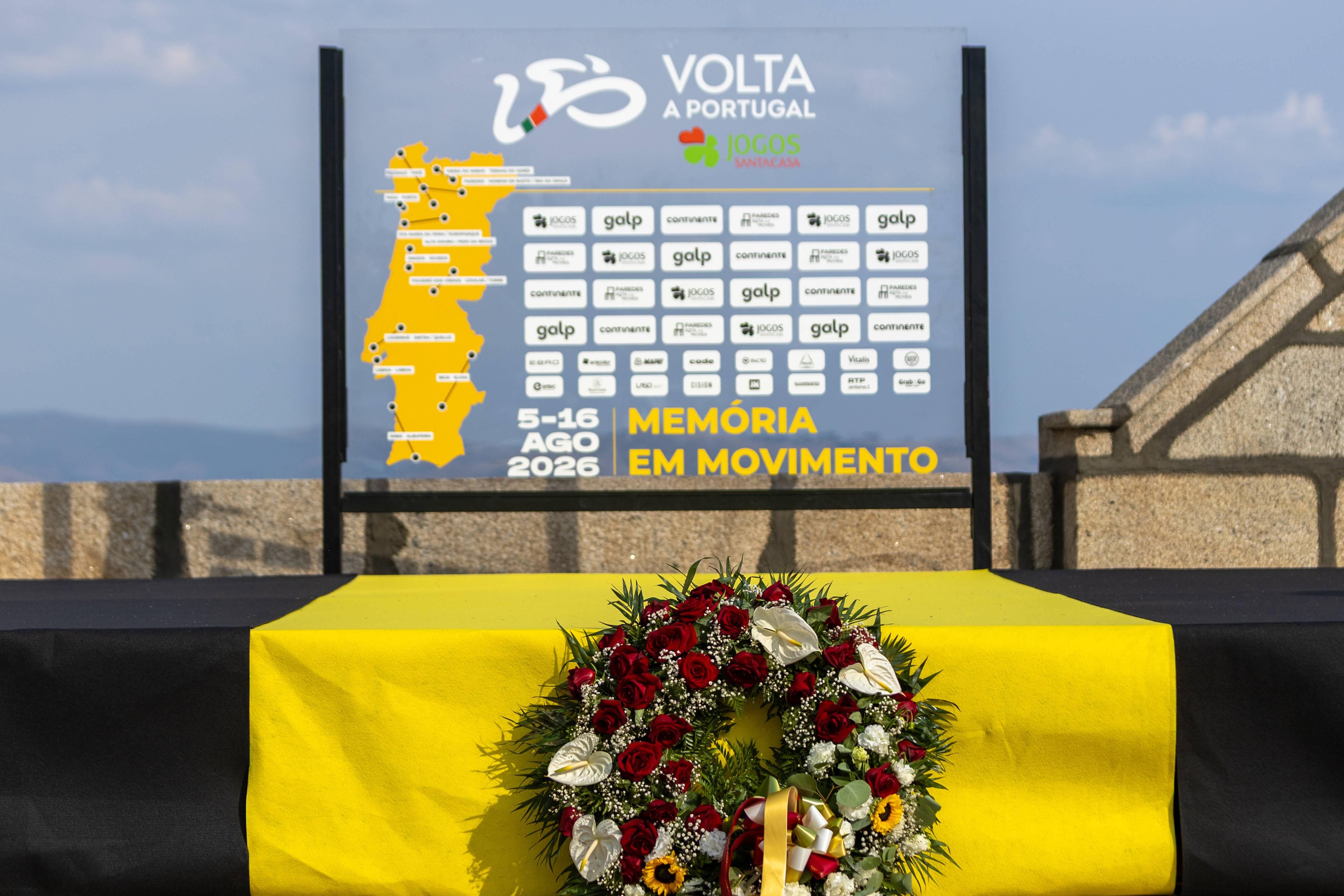 A homenagem a Finlay Tarling, na etapa do dia a seguir ao acidente. IMAGO