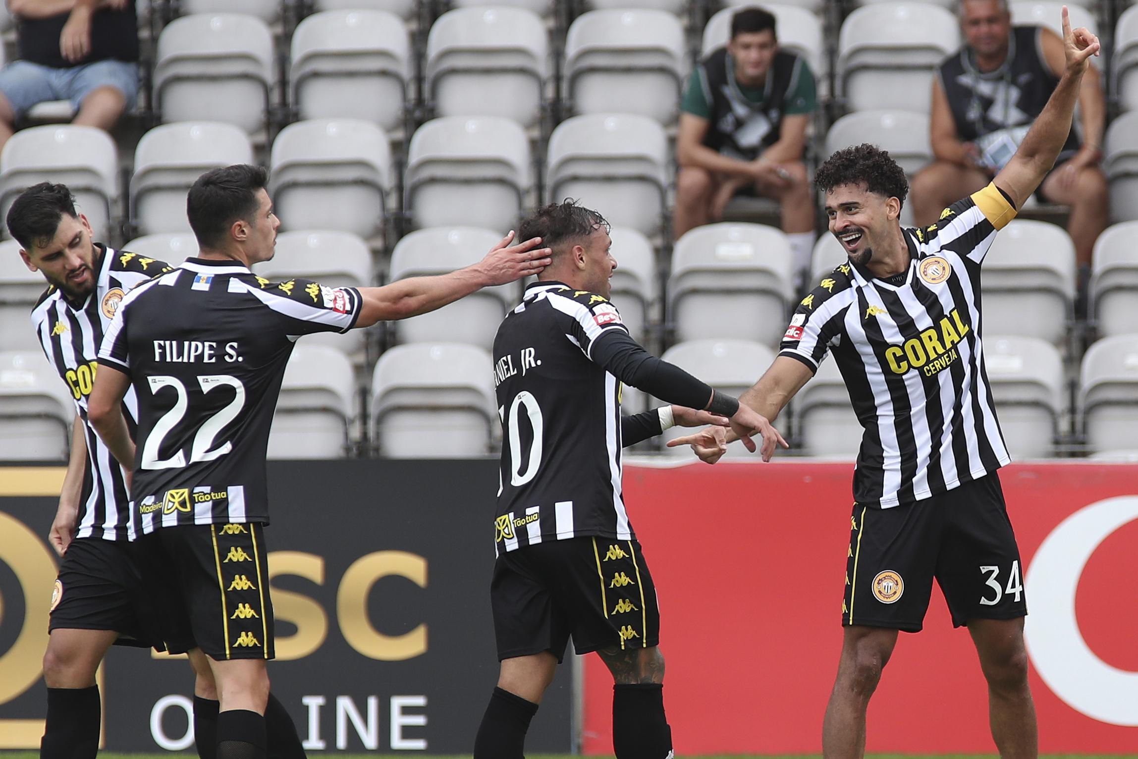 Os jogadores do nacional festejam o 2-0 apontado por Leo Santos. -Foto: HOMEM DE GOUVEIA/LUSA