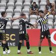 Os jogadores do nacional festejam o 2-0 apontado por Leo Santos. -Foto: HOMEM DE GOUVEIA/LUSA