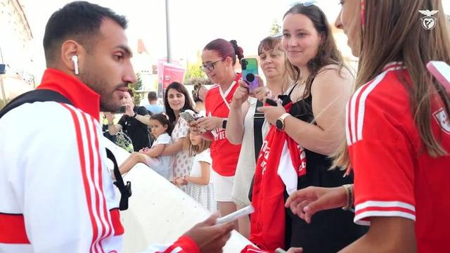 Pavlidis dá autógrafos a adeptos que esperavam a equipa no hotel