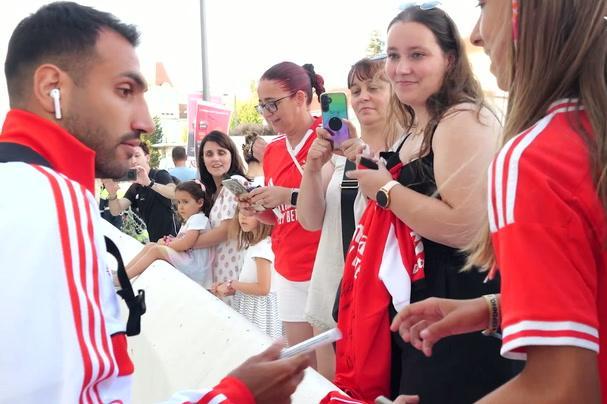 Pavlidis dá autógrafos a adeptos que esperavam a equipa no hotel
