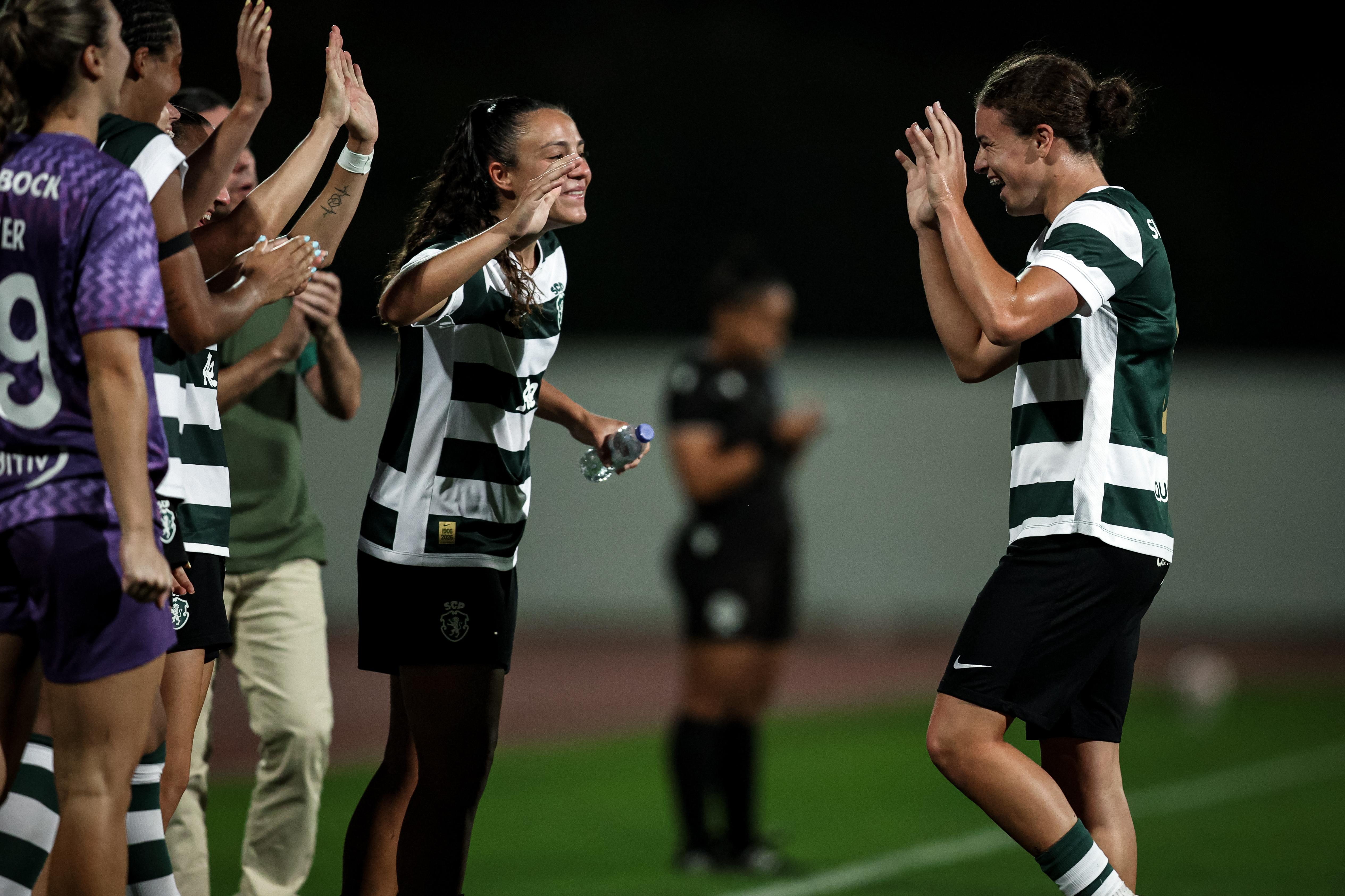 Telma Encarnação comemora golo frente às inglesas (Foto Sporting CP)