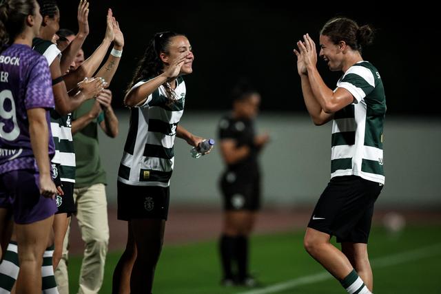Telma Encarnação comemora golo frente às inglesas (Foto Sporting CP)
