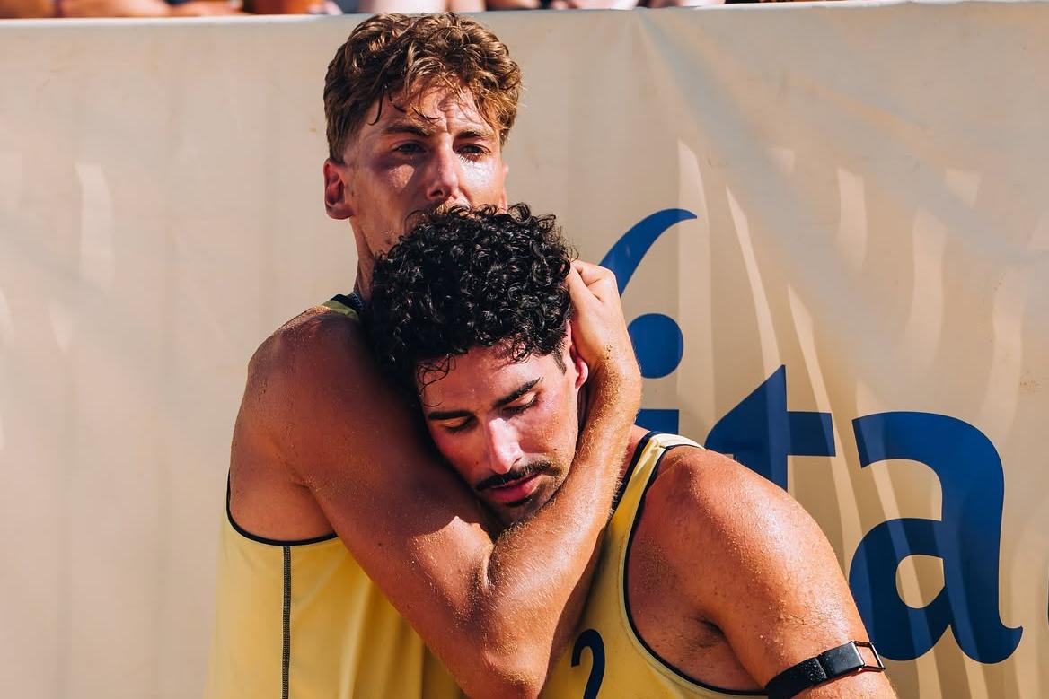 A emoção dos irmãos Sousa, os novos campeões nacionais de voleibol de praia. Foto FPV