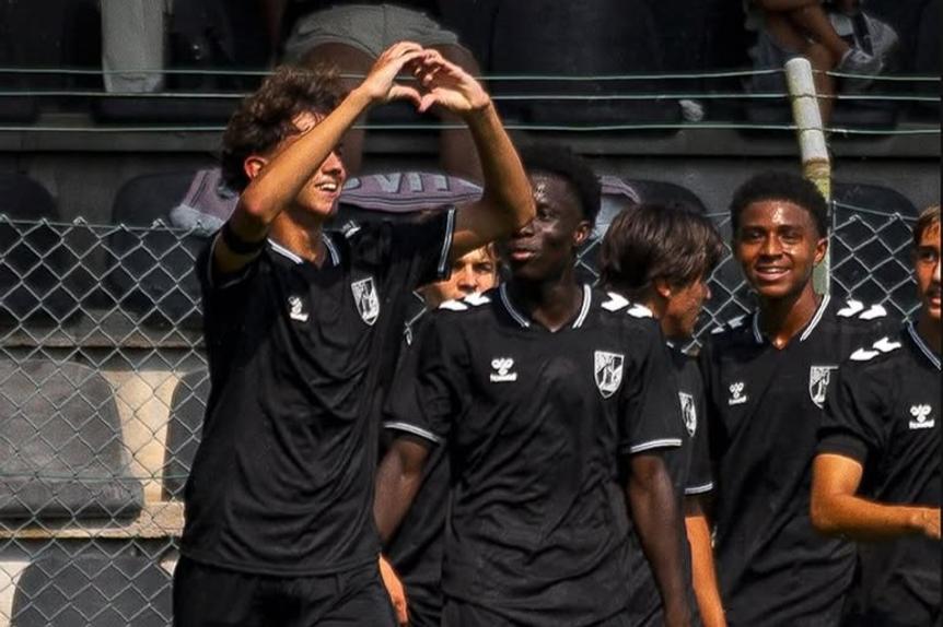 Dinis Pereira celebra um dos dois golos - Foto: VITÓRIA SC
