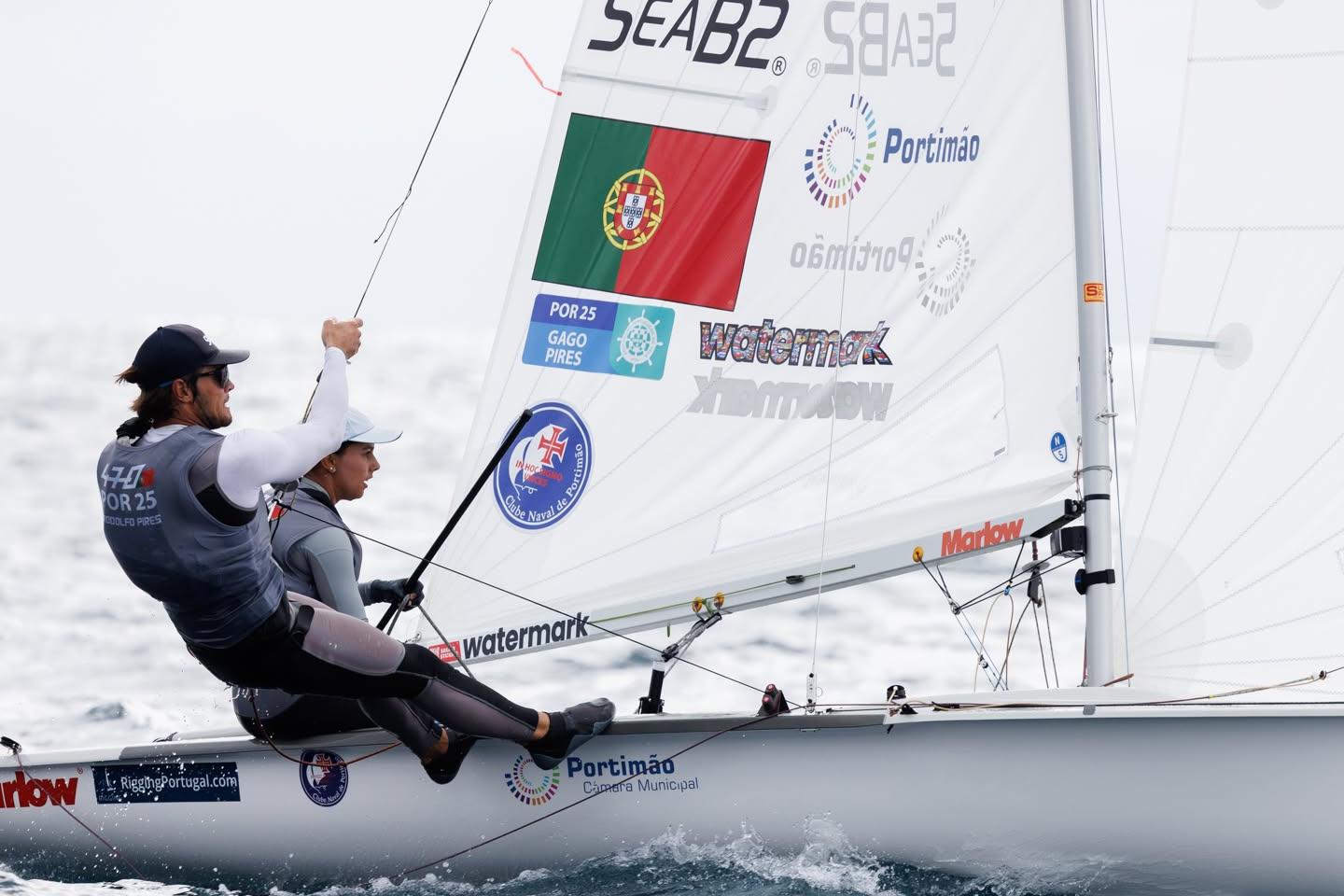 OS velejadores portugueses Beatriz Gago e Rodolfo Pires vão disputar as regatas que ditarão os campeões do Mundo. Foto COP/Junichi Hirai