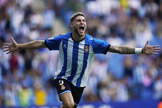 Roberto Fernández, ex-SC Braga, bisou pelo Espanhol frente ao Levante, de Luís Castro