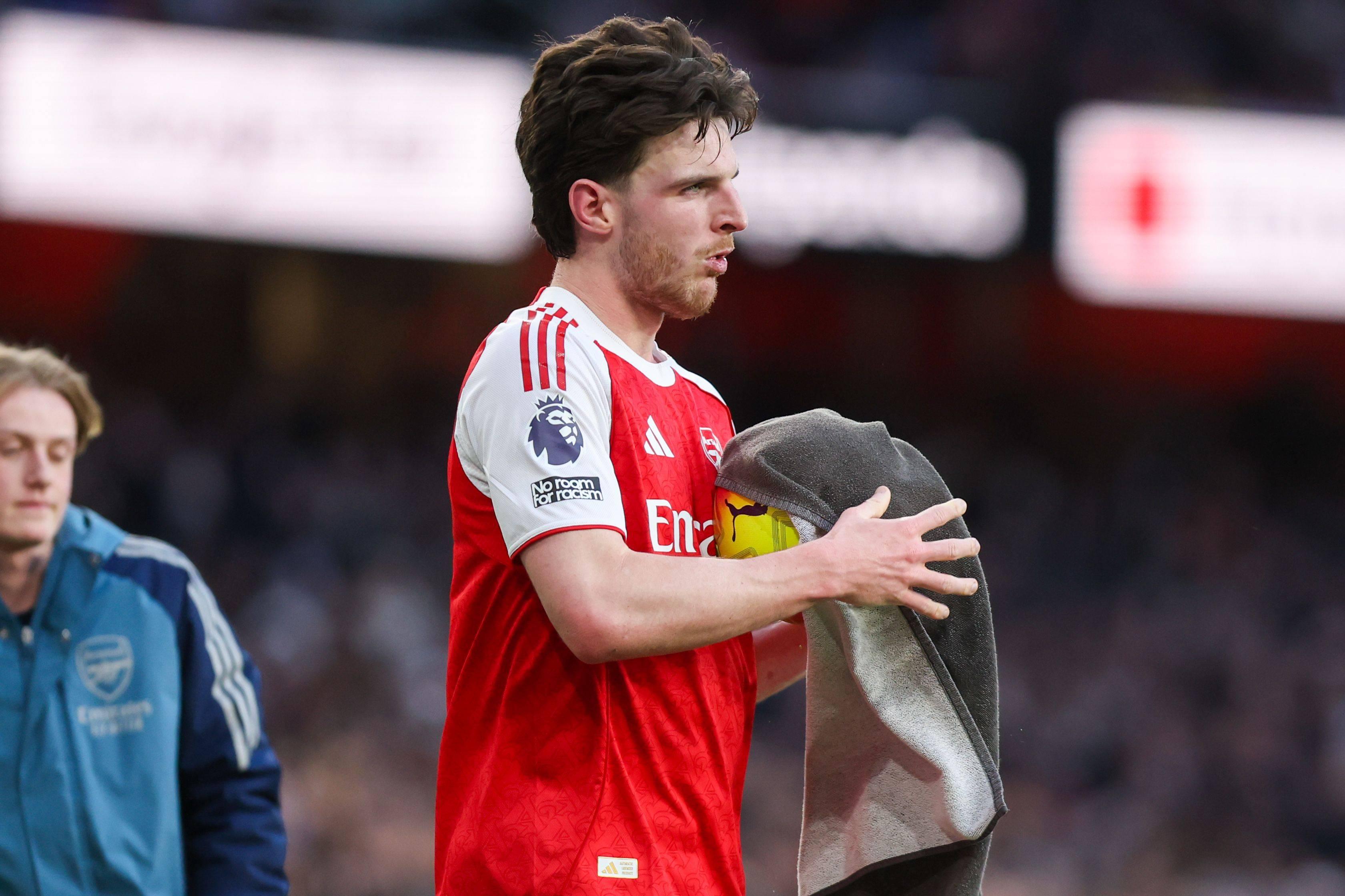 Declan Rice, do Arsenal, limpa a bola com uma toalha (foto: IMAGO)