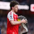 Declan Rice, do Arsenal, limpa a bola com uma toalha (foto: IMAGO)