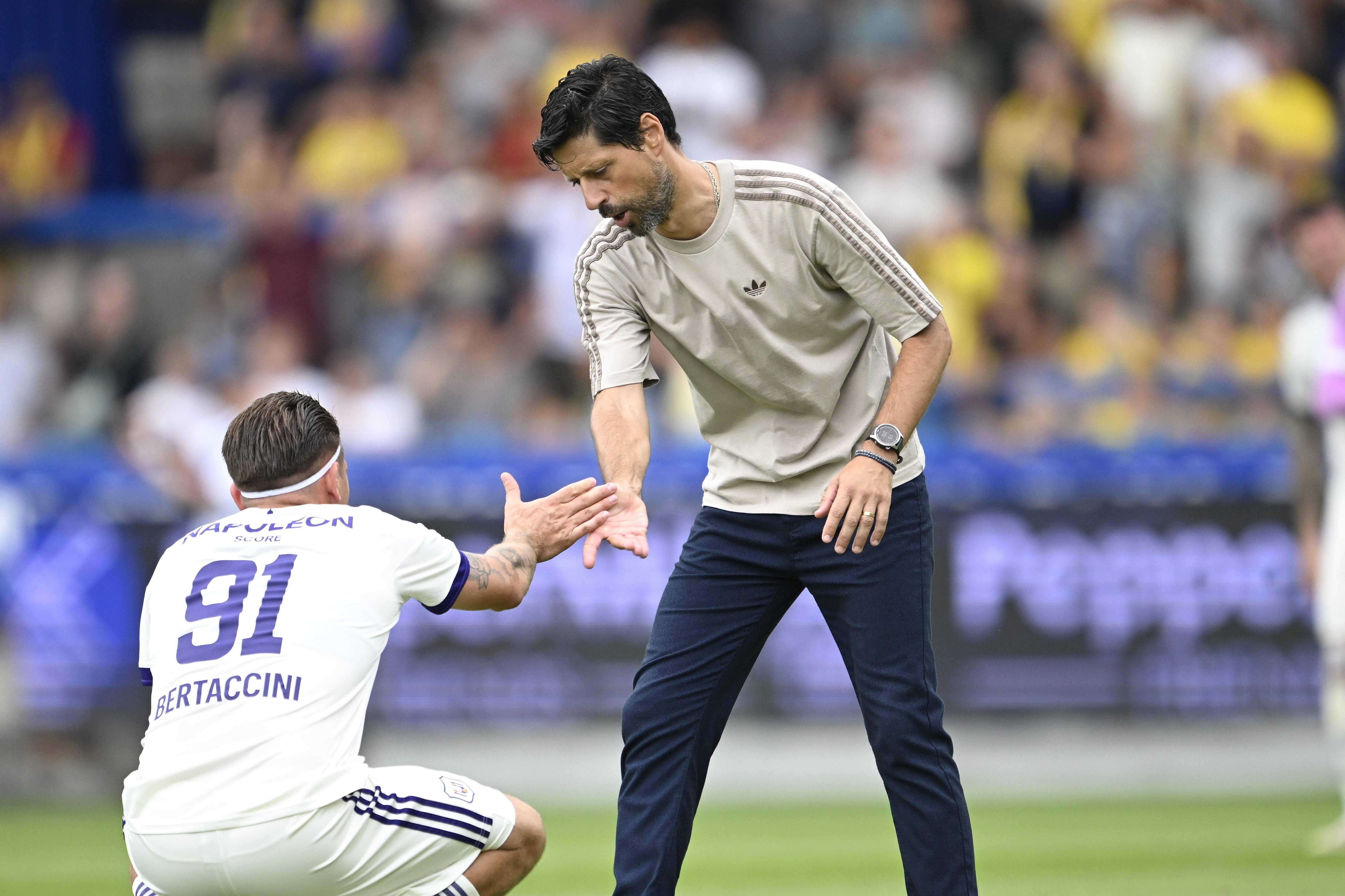 Vítor Bruno a consolar os jogadores do Anderlecht