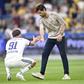 Vítor Bruno a consolar os jogadores do Anderlecht