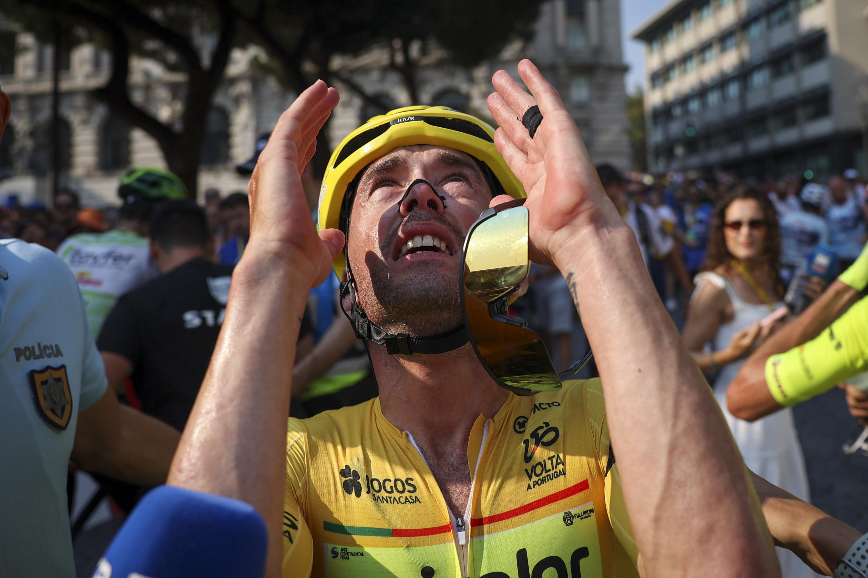 Emocionado Alexis Guerin celebra a vitória na Volta a Portugal 2026 (Nuno Veiga/LUSA)
