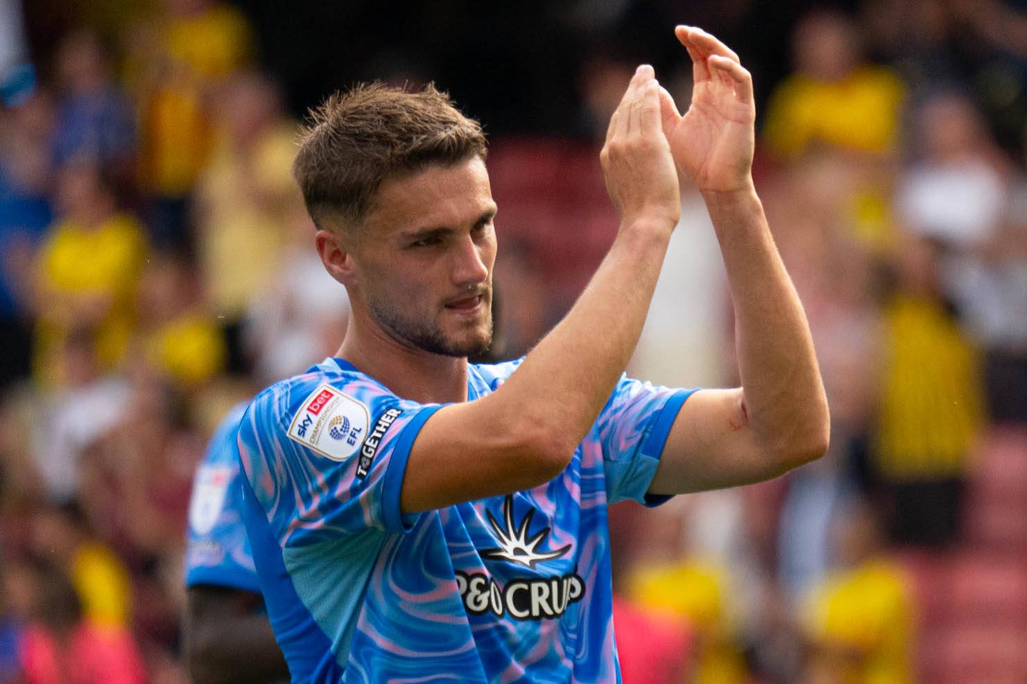 Harwood-Bellis agradece o apoio dos adeptos do Southampton que apoiaram a equipa em Watford — Foto: IMAGO