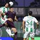 Pancho Petrasso ganha nas alturas a Jan Bednarek - Foto: MANUEL FERNANDO ARAÚJO/LUSA