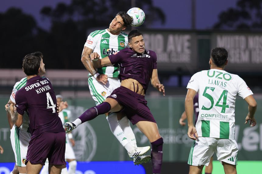 Pancho Petrasso ganha nas alturas a Jan Bednarek - Foto: MANUEL FERNANDO ARAÚJO/LUSA