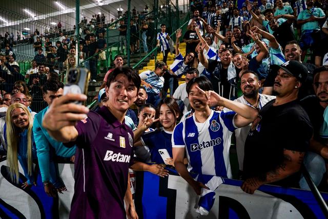 Inbeom Hwang a conviver com os adeptos - Foto: FC Porto