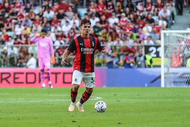 Jashari, médio do Milan, em ação frente ao Manchester United