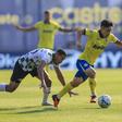 O jogador do Arouca, Lee Hyun-ju (D), disputa a bola com Guilherme Liberato, jogador do Moreirense, durante o jogo da Primeira Liga de Futebol disputado no Estádio Municipal de Arouca, 16 de agosto de 2026. JOSÉ COELHO/LUSA