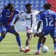 Bastien Meupiyou (à esquerda) saiu lesionado contra o Estrela da Amadora - Foto: MANUEL DE ALMEIDA/LUSA