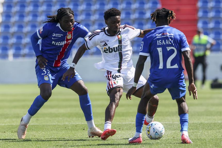 Bastien Meupiyou (à esquerda) saiu lesionado contra o Estrela da Amadora - Foto: MANUEL DE ALMEIDA/LUSA