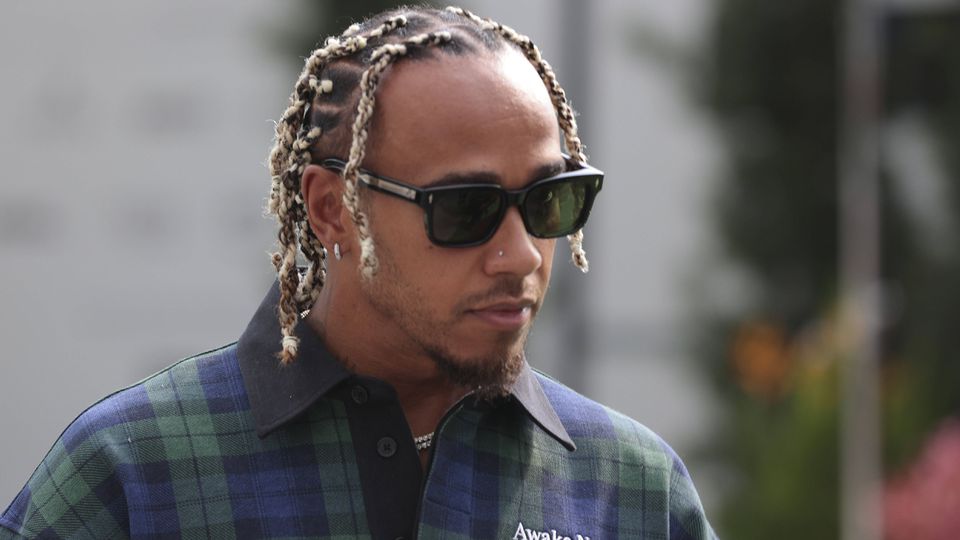 Lewis Hamilton atira-se a conselheiro da Red Bull