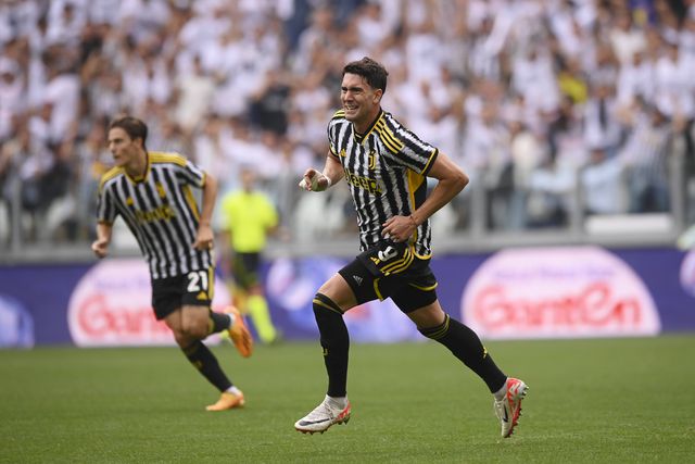 Vlahovic e Chiesa destroçam Lazio e empurram Juventus para a vitória