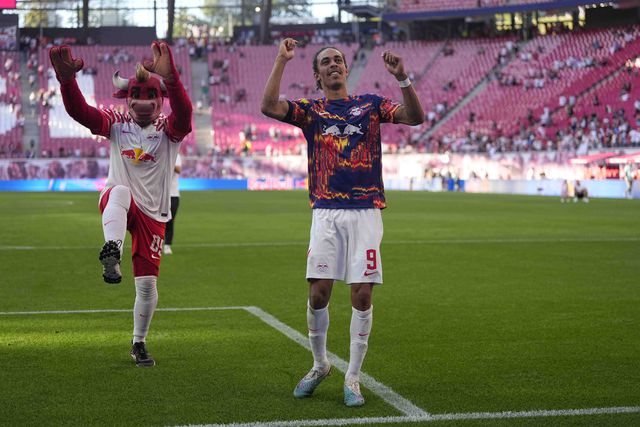 Openda e Xabi Simons embalam Leipzig para ficar a um ponto da liderança