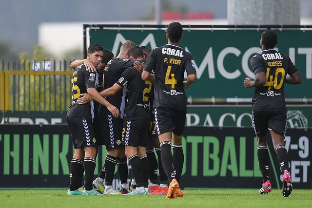 Nacional vence Feirense e aproxima-se da zona de subida