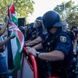 Vuelta 2025: queixa contra carga policial no contrarrelógio