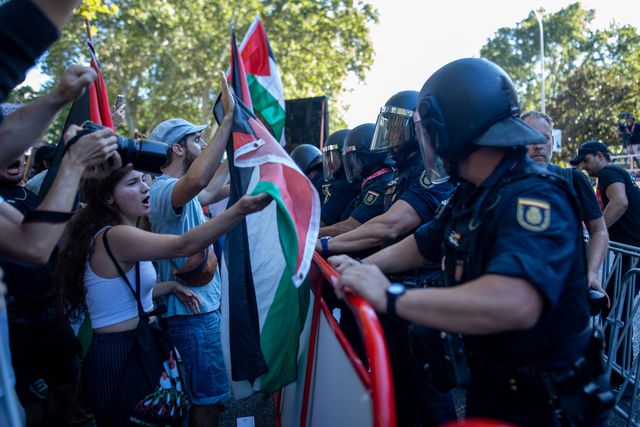 Vuelta 2025: queixa contra carga policial no contrarrelógio