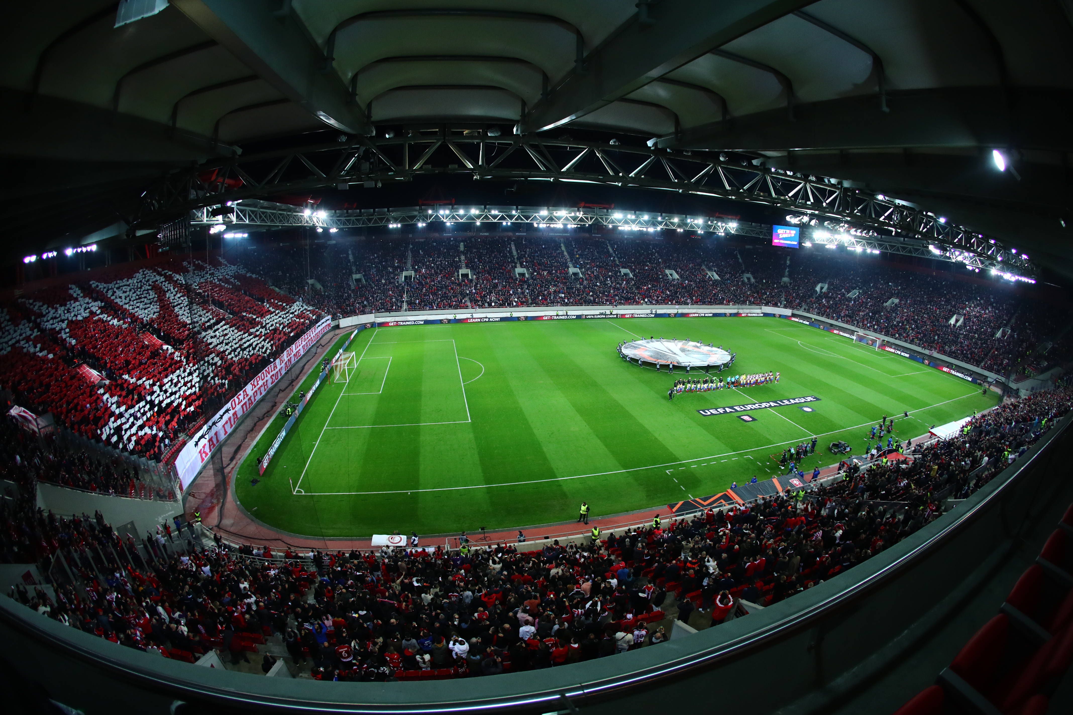 Estádio Georgios Karaiskakis, casa do Olympiakos. Capacidade para 33 mil pessoas