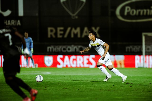 Médio chegou no último defeso a Vila Nova e já está a dar cartas (Foto: Famalicão)