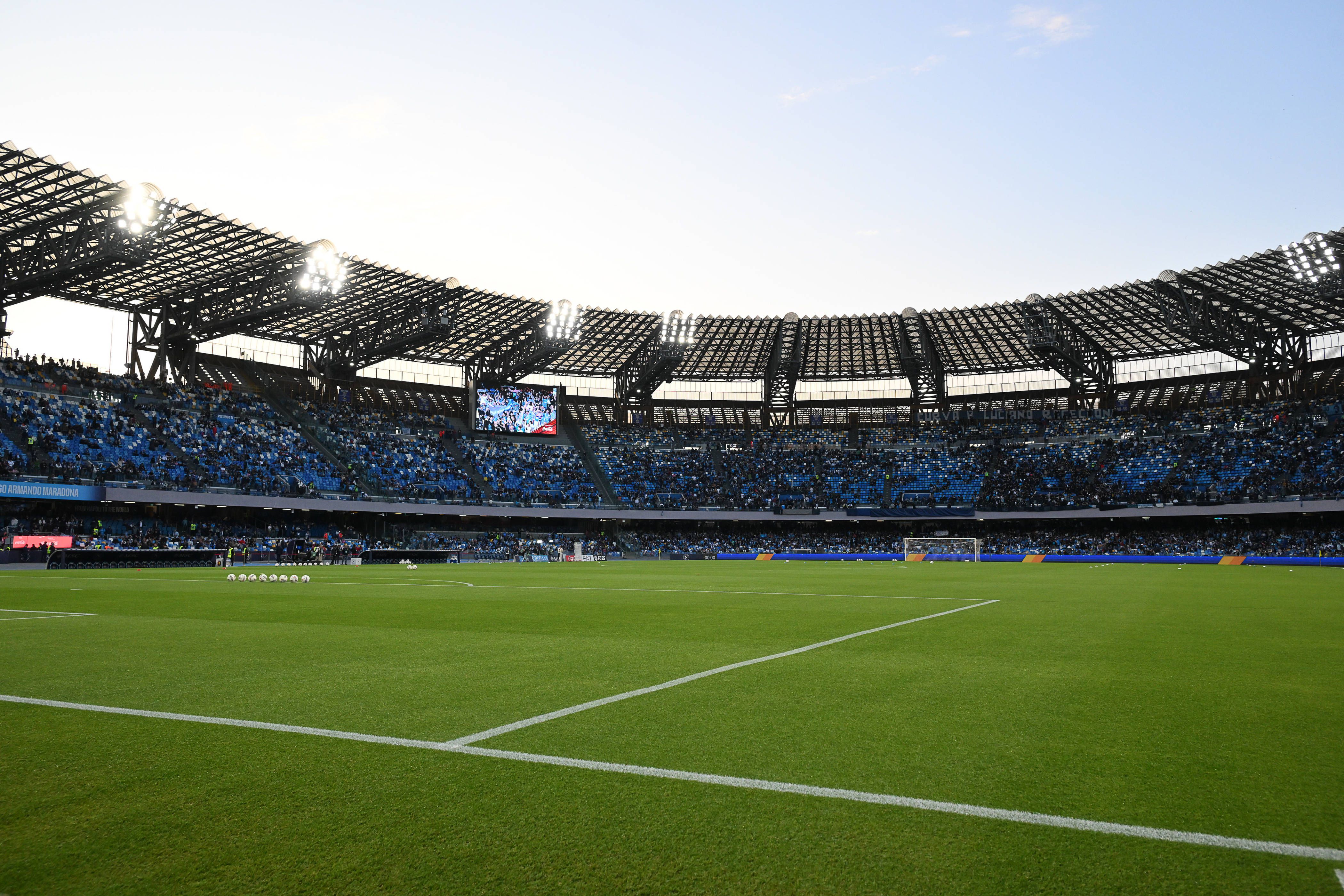 Estádio Diego Maradona, em Nápoles. Capacidade 54700 pessoas