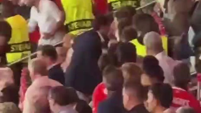 Rui Costa abandonou tribuna enquanto adeptos mostravam lenços brancos a Bruno Lage