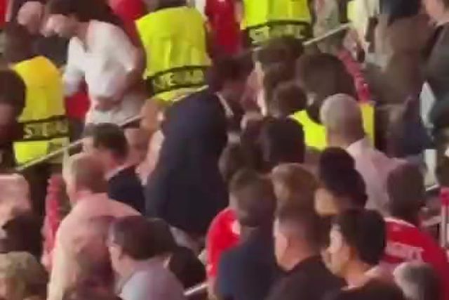 Rui Costa abandonou tribuna enquanto adeptos mostravam lenços brancos a Bruno Lage