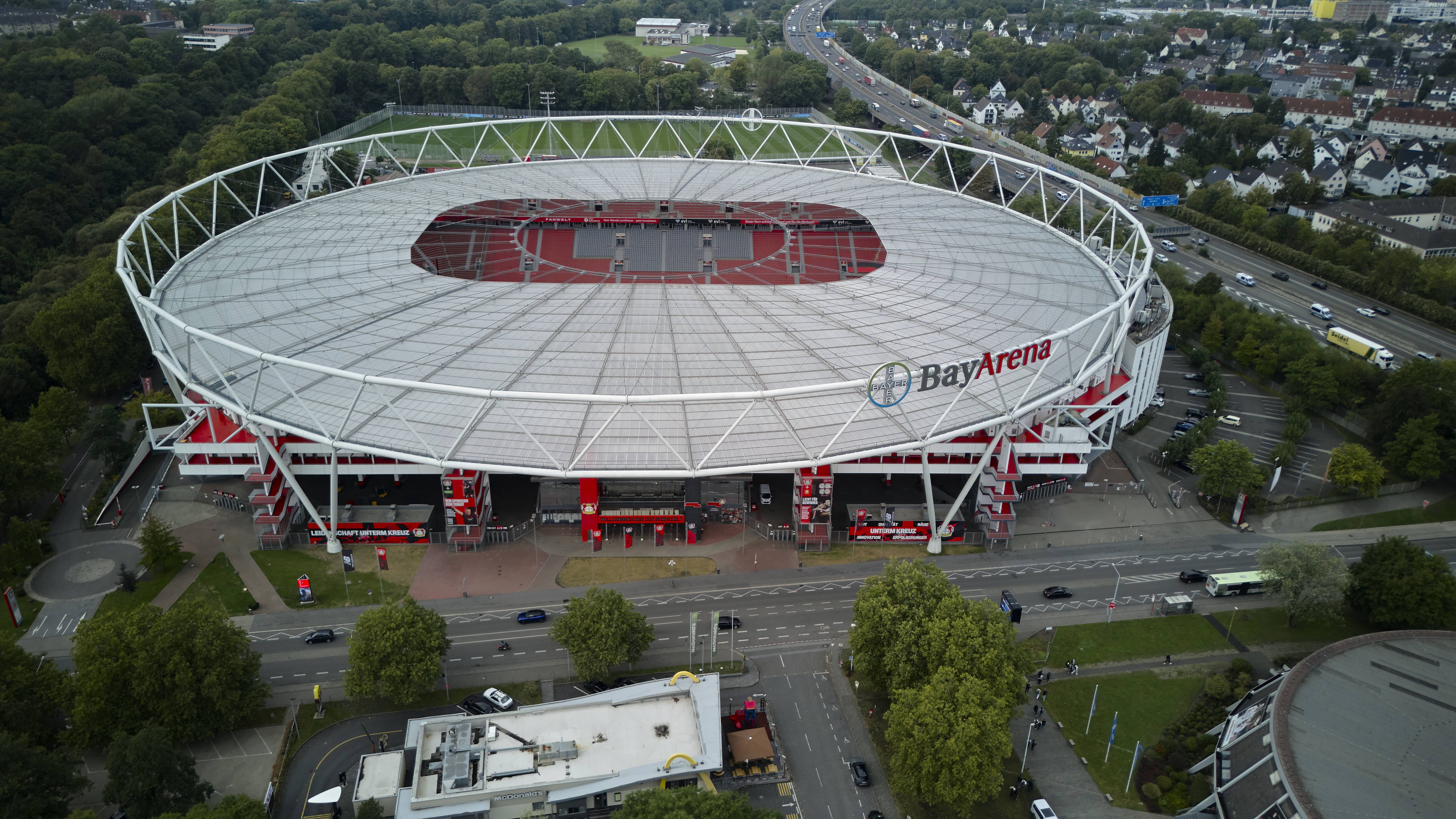 BayArena, onde joga o Bayer Leverkusen, perante 30 mil espectadores