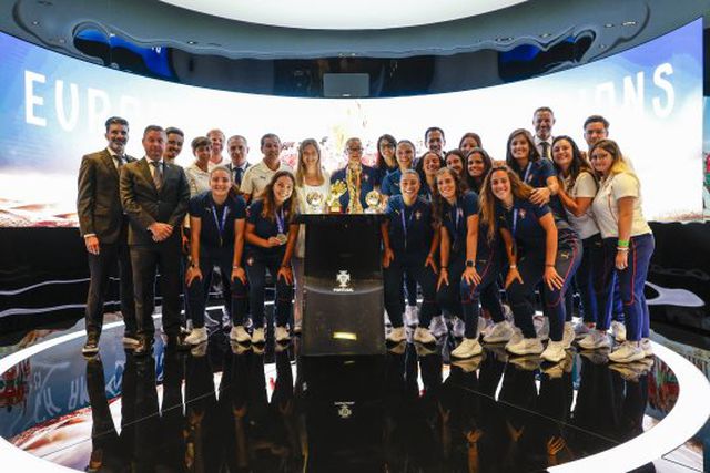 'Campeãs das areias' recebidas pela FPF com uma promessa