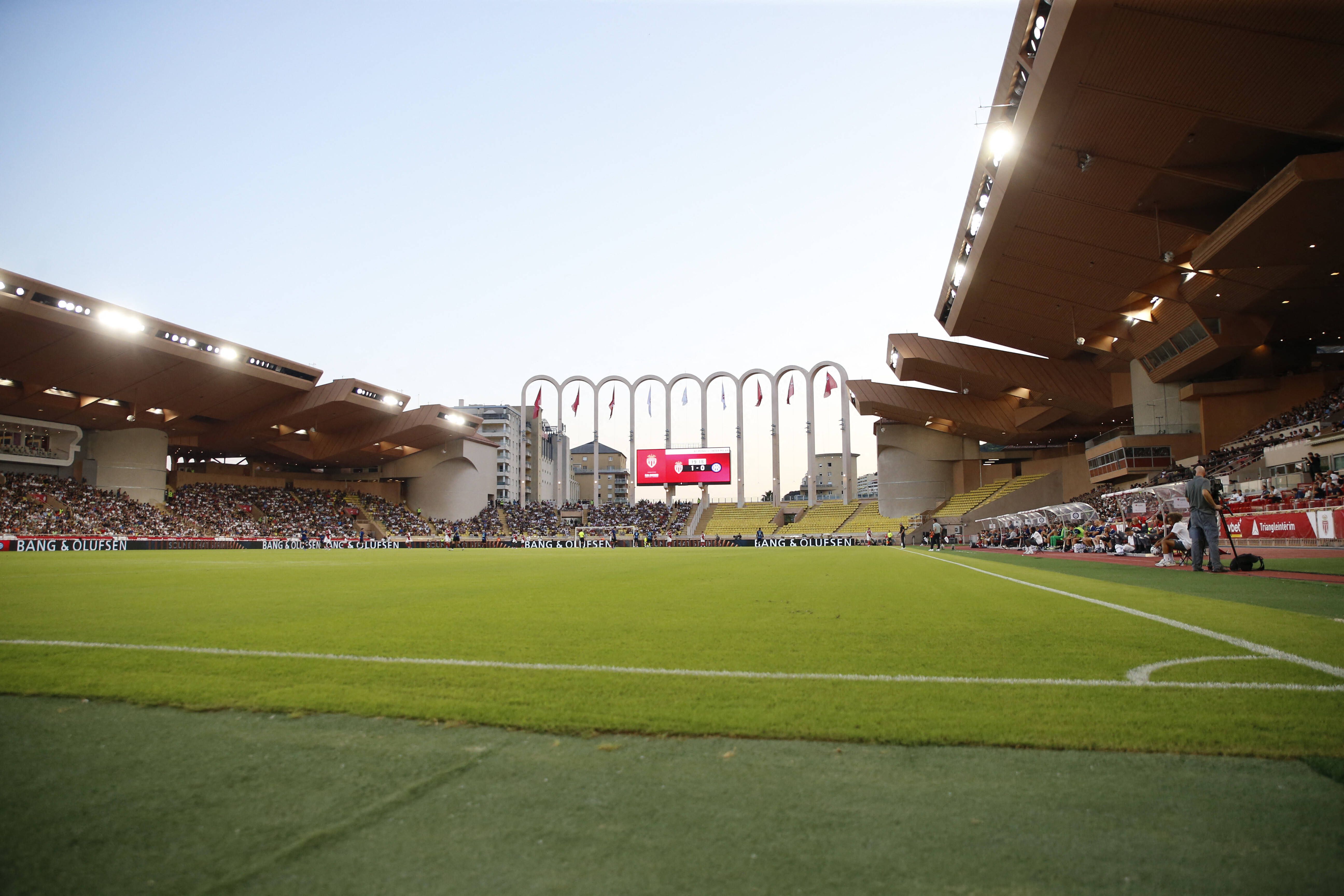 Stade Luis II, no Mónaco. Aqui cabem 18500 pessoas