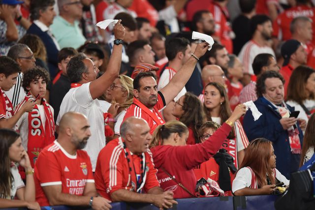 Escândalo na Luz: Benfica perde com o Qarabag e Lage vê lenços brancos