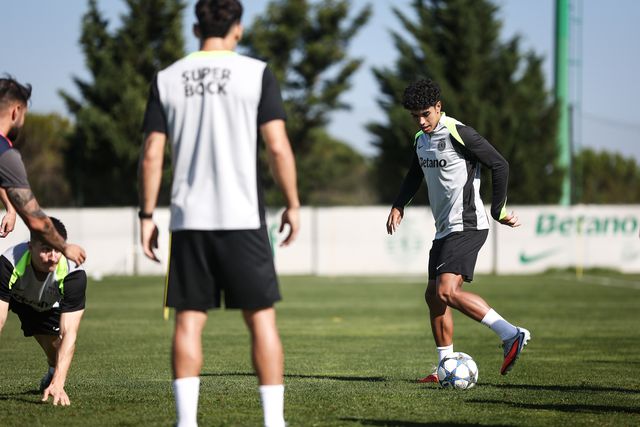 João Simões em ação com a bola da Champions