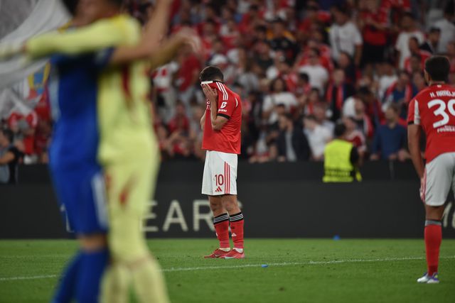VÍDEO: tanta passividade! Três para seis na área do Benfica e… golo