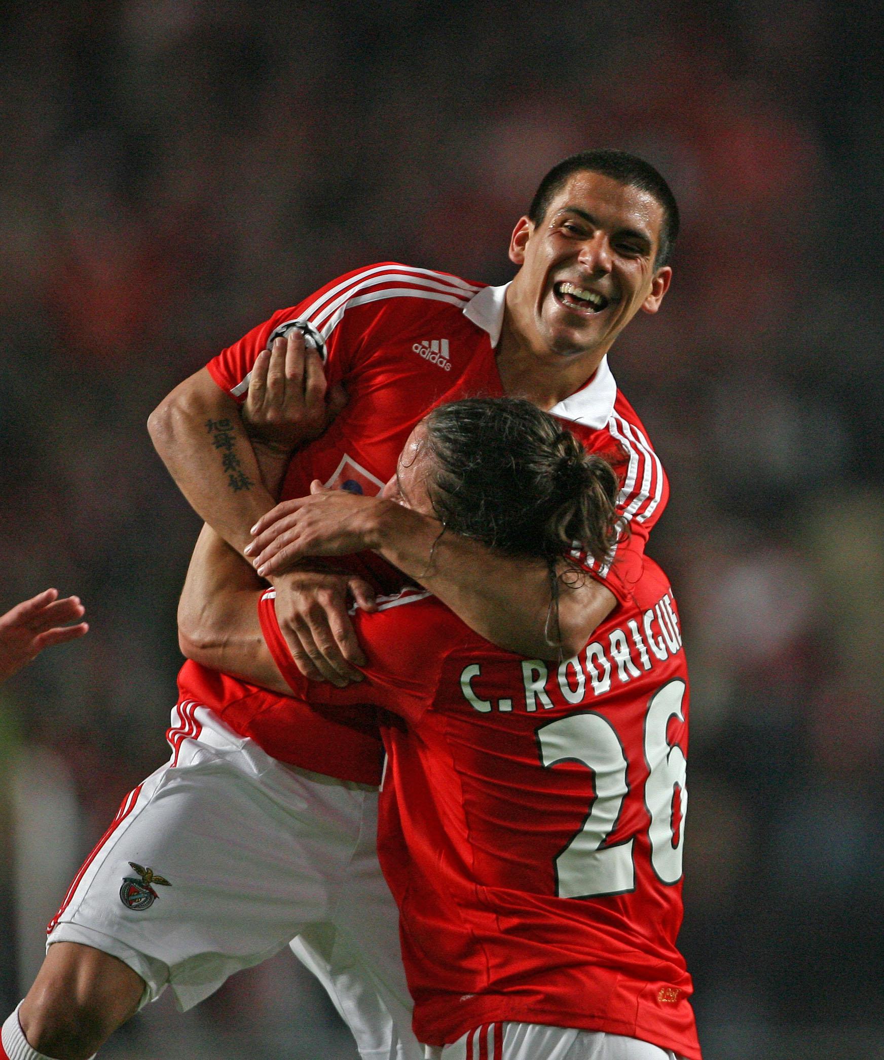 Maxi Pereira fez o golo do empate do Benfica, na receção ao Milan, relativa à 5.ª jornada da Fase de Grupos da Champions, a 28 de novembro de 2007 (1-1) - Foto: A BOLA/Rui Raimundo